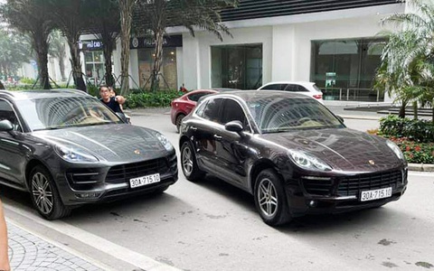 Cặp xe sang Porsche Macan trùng biển số 'chạm mặt' ở Hà Nội