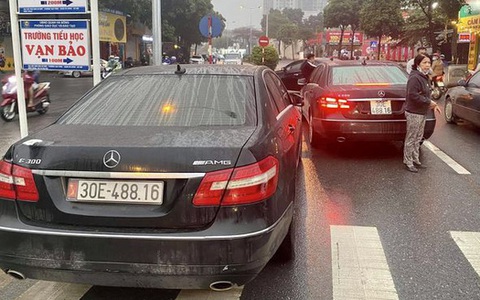 2 Mercedes trùng biển số 'chạm mặt', lòi ra đường dây giả giấy tờ xe