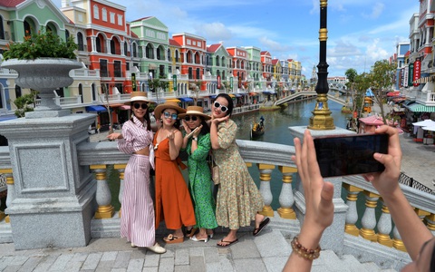 Khách đổ về 'thành phố không ngủ'