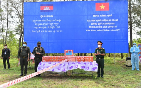 Kiên Giang trao quà cho lực lượng vũ trang Campuchia phòng chống dịch COVID-19