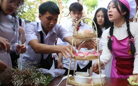 Học kỹ năng gia chánh ngay sân trường, nam sinh - nữ sinh Huế cùng thích thú