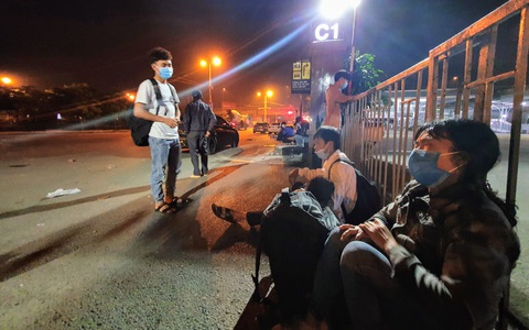 Đêm của những người lỡ chuyến xe cuối ngày về quê
