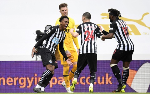 Đánh rơi chiến thắng trước Newcastle, Tottenham lỡ cơ hội vào tốp 4