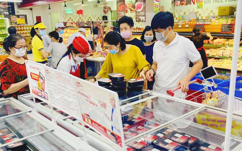 Có gì đáng chờ đợi khi các tỉ phú đổi tên hàng loạt siêu thị?