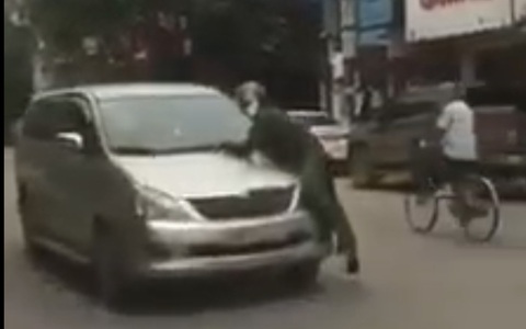Lao ô tô vào tổ tuần tra rồi bỏ chạy cả trăm mét, mang theo cảnh sát trên nắp capô