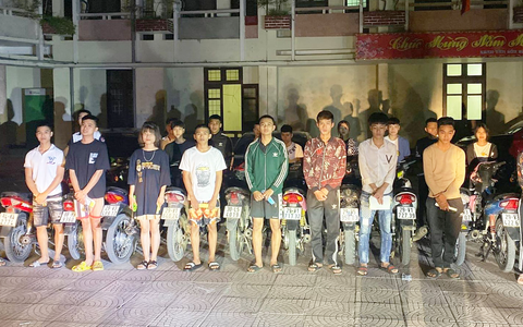 CSGT mật phục 'tóm gọn' nhóm thanh niên đua xe quanh thành cổ Sơn Tây