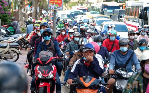 Đà Lạt ngày 1-5 tiếp tục kẹt cứng, khách đi ăn mệt mỏi than: 'Không lường trước đông như vậy'