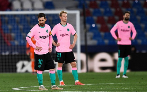 Đánh rơi chiến thắng, Barca cạn hi vọng vô địch