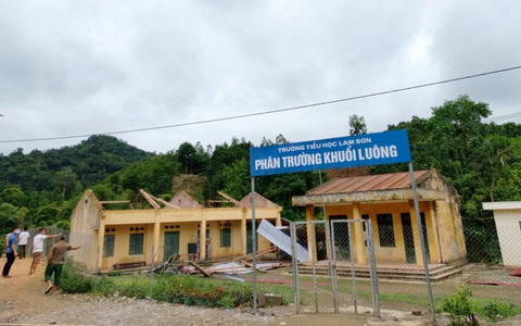 3 người bị thương, nhiều trường học bị tốc mái do dông lốc