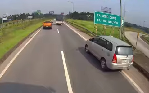 Phạt nặng nữ tài xế lùi xe trên cao tốc