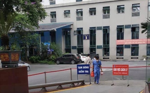 Nhật ký bác sĩ bị cách ly: 'Cậu em bật tivi rồi ngồi đó mà mắt nhìn lên trần nhà...'