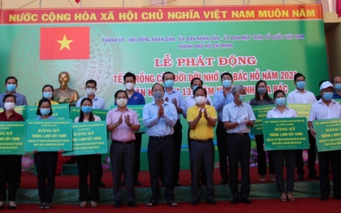 Lãnh đạo TP.HCM trồng cây nhân kỷ niệm 131 năm ngày sinh Bác Hồ