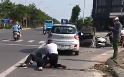 Kỷ luật cảnh cáo đại úy công an đứng nhìn tài xế vật lộn với tên cướp: có thỏa đáng?