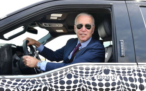 Ông Biden lái xe điện, nói đùa sẽ cán phóng viên nếu hỏi về Israel - Hamas