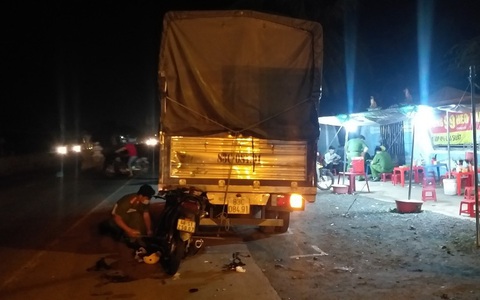 Tông vào đuôi xe tải đậu ven đường, 1 người chết, 1 người bị thương