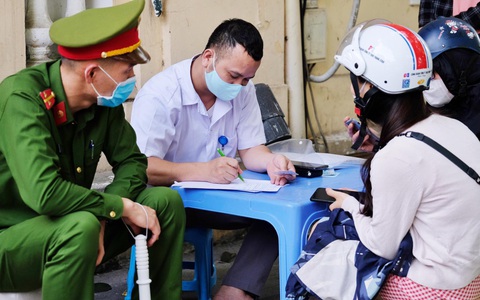 Hà Nội: 134 người không đeo khẩu trang bị phạt hơn 300 triệu, có cả người nước ngoài