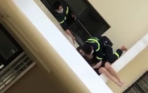 Cảnh sát cứu cô gái ngồi ngoài bancông tầng 18 có ý định tự tử