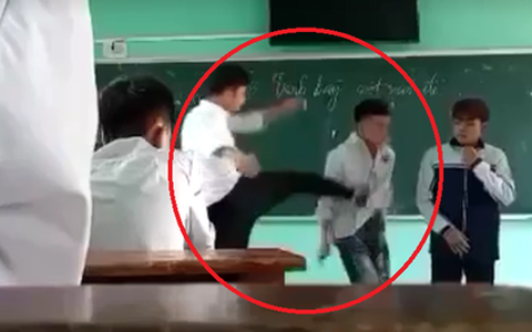 Thầy giáo tát, đá học sinh trước cả lớp: 'Tôi coi các em như con em, muốn tốt cho các em'