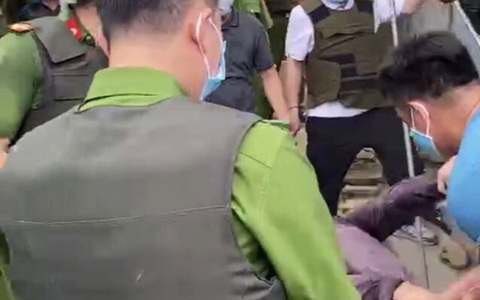 Đánh người, phóng đinh ba tấn công luôn phó trưởng công an huyện