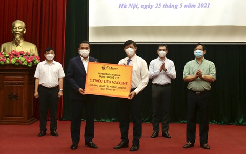 Bộ Y tế tiếp nhận 15 tỉ đồng và 1 triệu liều vắc xin ngừa COVID-19