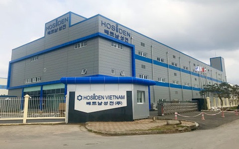 Chủ tịch xã ở Bắc Giang tạm dừng điều hành công việc để đưa công nhân đi cách ly tập trung