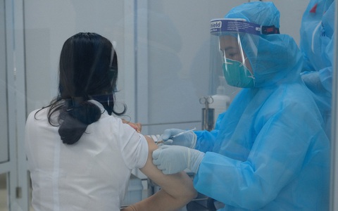 Hà Nội chấn chỉnh văn bản ‘phải trả phí tiêm vắc xin'