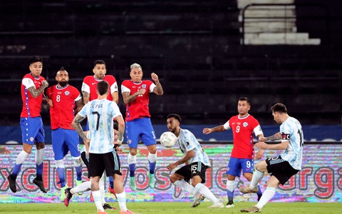Messi sút phạt 'siêu đẳng' mở tỉ số, Argentina vẫn bị cầm hòa ngày ra quân