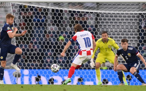 Xem Luka Modric thực hiện cú vẩy má ngoài 'siêu đẳng' ghi bàn tuyệt đẹp