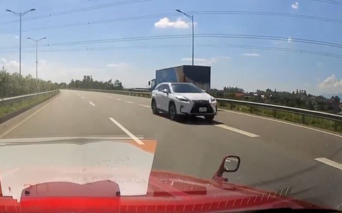 Lái ôtô đi ngược chiều trên cao tốc, tài xế bị phạt 17 triệu đồng