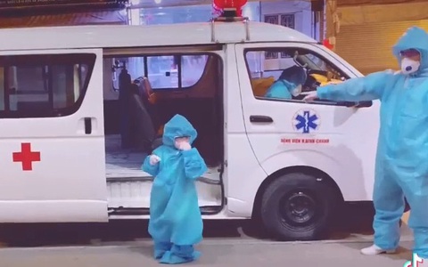 Bé gái 'F0' 5 tuổi ngoan ngoãn lên xe đi điều trị COVID-19 nhói lòng người