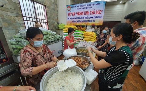 800 suất cơm 'nghĩa tình' trao tận tay chú vé số, cô ve chai, bác xe ôm