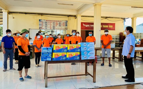 Hai tuần vào 'trận địa chống dịch' nấu hàng ngàn suất cơm miễn phí cho dân