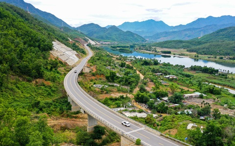 Gấp rút thi công cao tốc nối Quảng Trị - Huế - Đà Nẵng