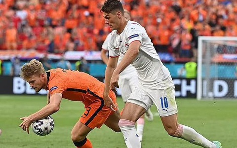 Pha chơi bóng bằng tay lộ liễu của trung vệ đắt giá nhất thế giới khiến Hà Lan bị loại