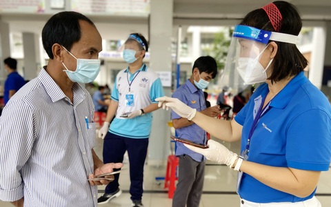 Mùa hè tình nguyện chống dịch, sẵn sàng kiêm luôn... vai tài xế