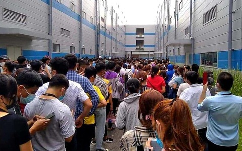 Ca mắc COVID-19 ‘lọt' giữa hàng ngàn công nhân đi xét nghiệm