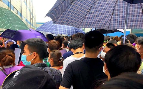 Công nhân đi xét nghiệm 'đông như trẩy hội', quên cả 5K phòng COVID-19