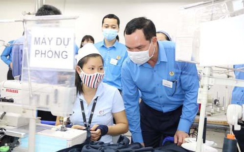 Đề xuất hỗ trợ tiền mặt cho lao động ngừng việc trên 14 ngày do COVID-19