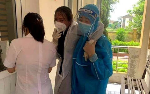 Nữ điều dưỡng ngất xỉu vì lấy mẫu xét nghiệm COVID cường độ cao