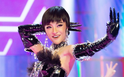 Hot TikToker người Kazakhstan cover điệu nhảy gây 'sốt' của rapper Lona Kiều Loan