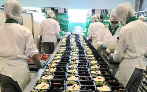 Doanh nghiệp hàng không bán thịt bò Úc, trà sữa, suất ăn xuống phố