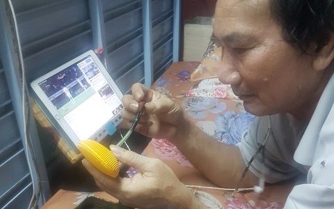 Dân mạng trầm trồ với ông chồng cặm cụi sửa máy rửa mặt cho vợ