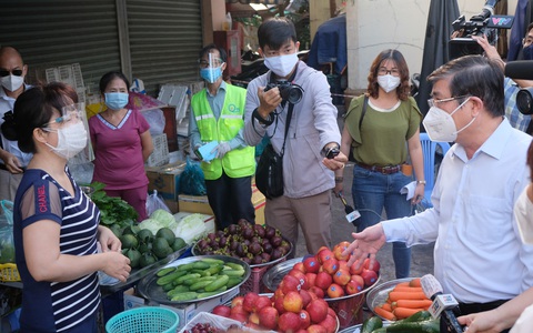 Chủ tịch UBND TP.HCM: Chợ quá đông có thể dời sạp ra ngoài, kẻ vạch để bán