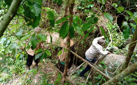 Thanh niên lạc cha mẹ khi vào rừng chơi, nửa tháng sau tìm thấy thi thể