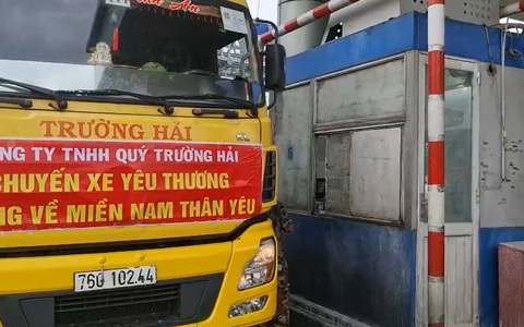 Bức xúc vì chở hàng vào hỗ trợ TPHCM, khi về trạm thu phí buộc phải mua vé