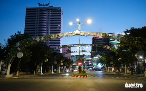 Phố phường Đà Nẵng vắng lặng trong đêm đầu giãn cách