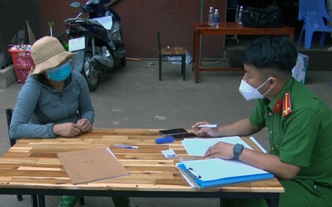 Không được qua chốt, 2 phụ nữ chửi bới 'loạn', mỗi người nộp phạt 2,5 triệu đồng