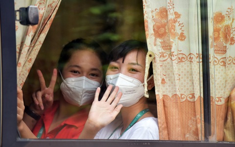 Mạnh mẽ đi qua sóng lớn