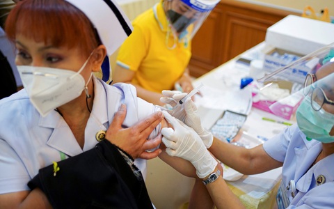 Thái Lan đàm phán mua vắc xin Pfizer và Moderna, vất vả chống vượt biên
