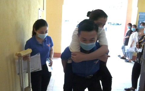 Nữ sinh bị thương ở chân, được thanh niên tình nguyện đưa đón đi thi mỗi ngày